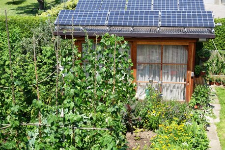 Stromgewinnung mittels Photovoltaikanlage auf dem Dach des Gartenhaus